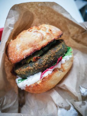 Masadaki taze etli burgerin yakın görüntüsü.,