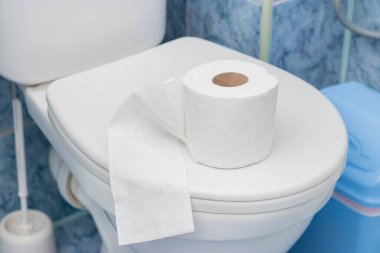 Banyo içi yeni seramik klozetle dolu.