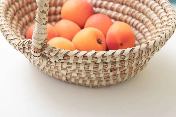 Ripe apricots in plate on the table. Orange apricots fruits in bowl. Juicy apricots nutrition. — Stock Photo, Image