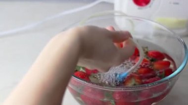 Ozonlu meyve işleniyor. Virüsleri, bakterileri ve böcek ilaçlarını yok etmek için sebze, meyve ve etin ozonlaşması. Ozonun dezenfeksiyon için enjekte edildiği sudaki sebzeler.