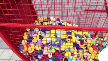 Geri dönüşüm için toplanan plastik şişe kapaklarına seçici bir bakış açısı. Ekoloji, çevre koruma kavramı. Afiş geniş. Uzayı kopyala Plastik atık