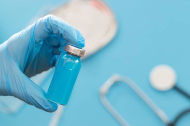 COVID-19 aşı şişesi ve Coronavirus enfeksiyonuna karşı şırınga enjekte eden doktor elinde. Tıbbi, sağlık, aşılama ve aşılama kavramı