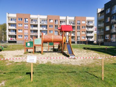 Covid-19 Coronavirus karantinası sırasında okul bahçesini kapatmış..