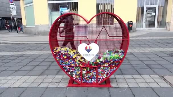 Katowice POLSKA -2020: Kosz z plastikowymi wieczkami z butelek zebranych w ramach akcji charytatywnej promującej odzysk materiałów do recyklingu — Wideo stockowe