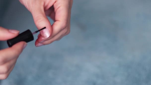 Beautiful hands of a woman, she takes care of her hands and applies cuticle oil. spa treatment for hands — Stock Video