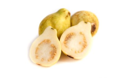 Beyaz arka planda izole edilmiş çift Guava Meyveleri ve Dilimleri sarı guava meyveleri. Mısır meyvesi. Çift Guava Meyvesi ve Dilimleri İzole Edilmiş