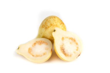Beyaz arka planda izole edilmiş çift Guava Meyveleri ve Dilimleri sarı guava meyveleri. Mısır meyvesi. Çift Guava Meyvesi ve Dilimleri İzole Edilmiş