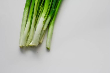 Beyaz arka planda soğan, gıda pazarı