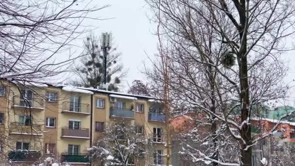 Antennes pour émetteurs cellulaires sur le toit d'un immeuble résidentiel. Émission radio. Façade de maison avec fenêtres. Tour de téléphonie mobile à côté du logement. Interférence haute fréquence. Signal micro-ondes. 5g — Video