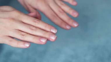 Kadın ellerini, el bakımını, manikürünü, kadın sağlığını gösterir.
