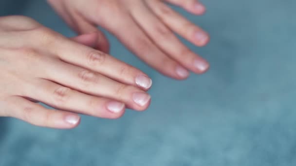 Mujer muestra sus manos, cuidado de las manos, manicura, salud de la mujer — Vídeos de Stock