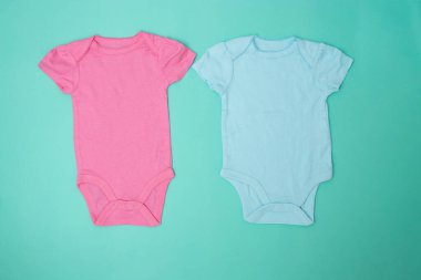 Düzen, kızlar için arka planda, bembeyaz bebek tulumu yatıyordu. Logoların ve reklamların tasarımı ve yerleştirilmesi için modelleyin