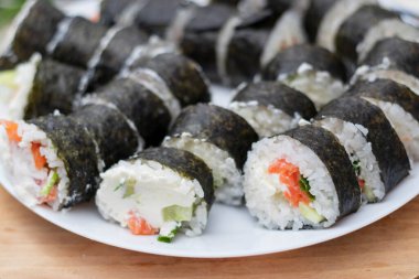 Hazırlık, suşi ve rulo pirinç, kırmızı balık, avokado ve Philadelphia peyniri.