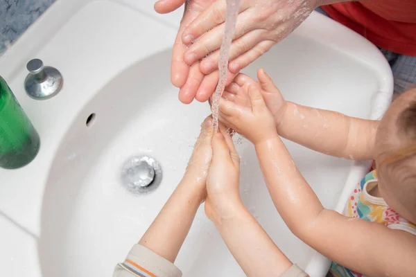 Zapobieganie Wirusom Tata Synem Córką Myją Ręce Pianką Mydlaną Wodą — Zdjęcie stockowe