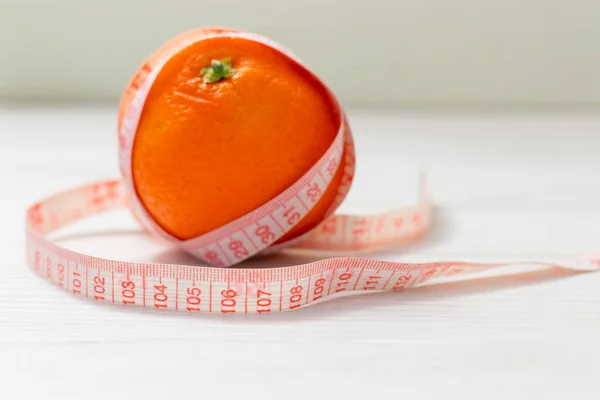 Nastro Misura Avvolto Intorno Arancione Sfondo Bianco Concetto Dell Obiettivo — Foto Stock