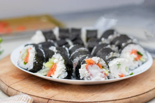 Tangan Masak Close Koki Membuat Sushi Dan Roti Gulung Dari — Stok Foto