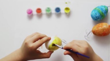 Mutlu Paskalyalar. Tatil için Paskalya Yumurtası süsleyen çocuk. Erkek elleri. Paskalya kutlaması kavramı.