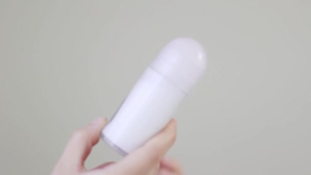 Frauenhände halten ein aufrollbares Deo in der Hand. Schrauben Sie den Deckel auf. Damenkosmetik, Körperpflege — Stockvideo