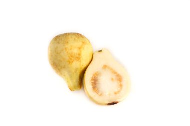 Beyaz arka planda izole edilmiş çift Guava Meyveleri ve Dilimleri sarı guava meyveleri. Mısır meyvesi. Çift Guava Meyvesi ve Dilimleri İzole Edilmiş