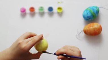 Mutlu Paskalyalar. Tatil için Paskalya Yumurtası süsleyen çocuk. Erkek elleri. Paskalya kutlaması kavramı.