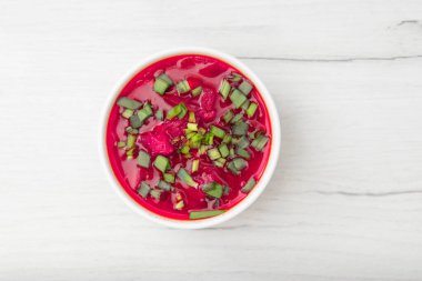 Geleneksel pancar çorbası, Ukrayna ve Rus ulusal mutfağı. Tahta tahtada beyaz kasede servis ediliyor. Üst manzara, düz uzanma