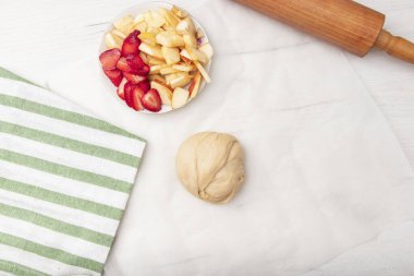 Adım adım tarif galeti ya da çilekli turta. Bisküvi tarifi, tatlı hamur işleri. Kopyalama alanı olan üst görünüm