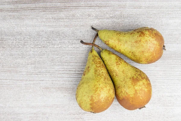 Concetto di vendemmia autunnale Pere gialle biologiche mature fresche su tavolo in legno rustico. Cibo vegetariano, vegano, sano. Focus selettivo. — Foto Stock