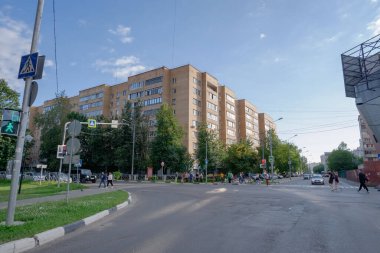 Zheleznodorojnyi, Moskova bölgesi, Rusya Federasyonu - 10 Temmuz 2021: Sovetskaya ve Novaya Caddelerinin kesiştiği noktalar