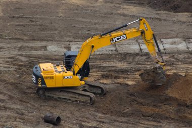 Zheleznodorojnyi, Moskova bölgesi, Rusya Federasyonu - 6 Ağustos 2021: JCB kepçe yükleyici kum kazıyor