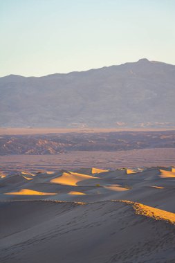 Gün doğumunda Ölüm Vadisi Ulusal Parkı 'ndaki kum tepelerinde ayak izleri..