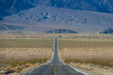 Ölüm Vadisi Ulusal Parkı 'ndan geçen boş bir yol..
