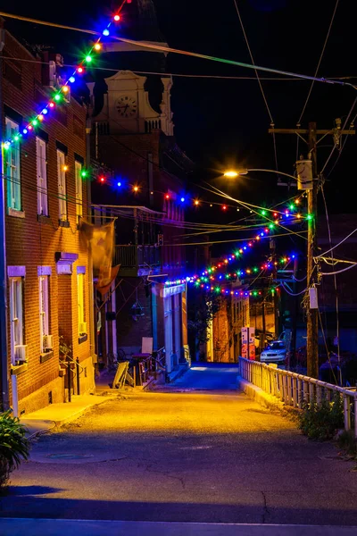 Guardando Giù Una Piccola Strada Cittadina Con Luci Natale Accese — Foto Stock