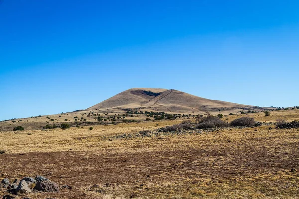 Cono Ceniza Extinguido Distancia Bajo Cielos Azules Claros — Foto de Stock