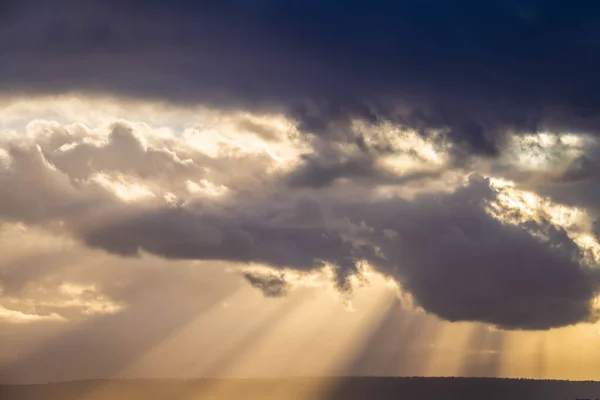 Una Puesta Sol Dramática Través Las Nubes Sobre Océano Con — Foto de Stock