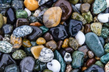 Sahilde suyla kaplı renkli kayalar..