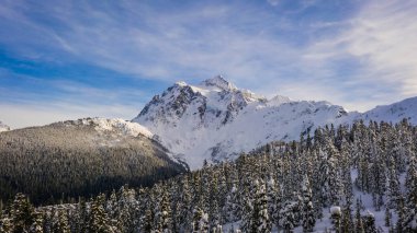 Kuzey çağlayan dağlarındaki Shusksan Dağı 'nın karla kaplı bir görüntüsü..