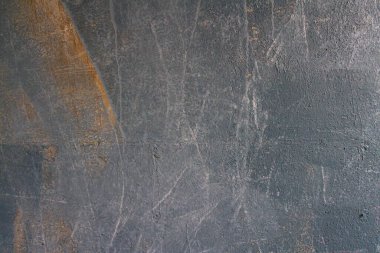 Çatlamış beton duvar, yaş dokusuna sahip..