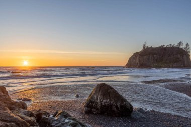 Washington 'un engebeli kıyı şeridi boyunca gün batımı Olympic National Park' taki Ruby Beach 'te..