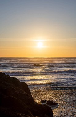 Washington 'un engebeli kıyı şeridi boyunca gün batımı Olympic National Park' taki Ruby Beach 'te..