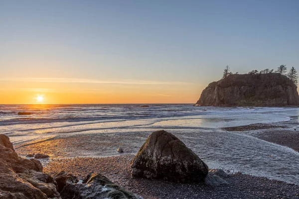 Washington 'un engebeli kıyı şeridi boyunca gün batımı Olympic National Park' taki Ruby Beach 'te..