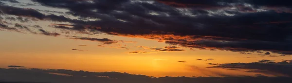 Gökyüzünde Canlı Renkler Kara Bulutlarla Akşam Bulutları Manzarası — Stok fotoğraf