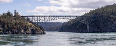Deception Pass Köprüsü Anacortes Adası ile Whidbey Adası arasında gündüz vakti.