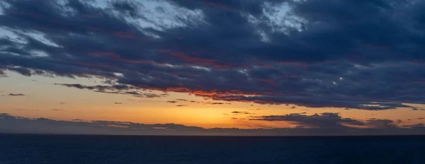 Ένα Βραδινό Πανόραμα Cloudscape Έντονα Χρώματα Στον Ουρανό Και Σκοτεινά — Φωτογραφία Αρχείου