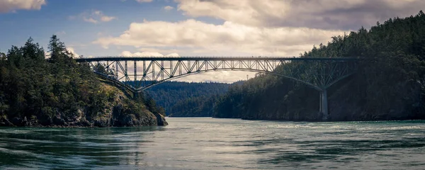 Deception Pass Köprüsü Anacortes Adası ile Whidbey Adası arasında gündüz vakti.