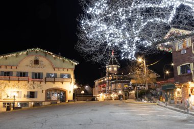 Bauernhaus tarzı Bavyera binaları. Gece yarısı, Leavenworth, Washington 'da Noel ışıkları altında..