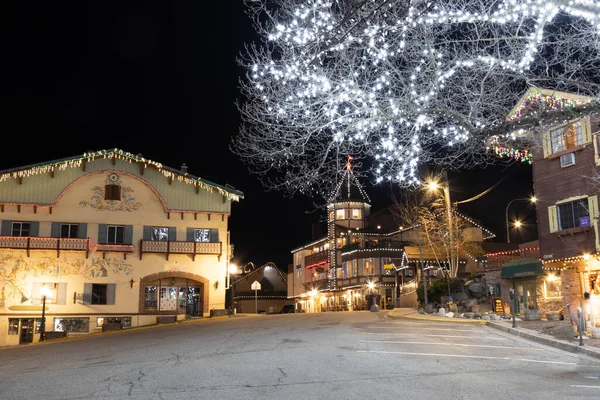Bauernhaus tarzı Bavyera binaları. Gece yarısı, Leavenworth, Washington 'da Noel ışıkları altında..