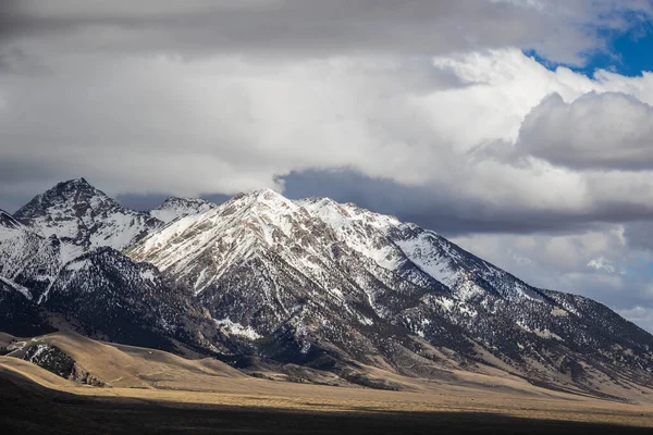 Entfernte Schneebedeckte Berggipfel Mit Weißen Wolken Und Blauem Himmel Idaho — Stockfoto