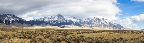 Panorama Lejanos Picos Montaña Cubiertos Nieve Con Nubes Blancas Cielos — Foto de Stock