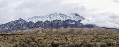 Idaho 'nun kar kaplı Sawtooth dağları dramatik bulutlarla kaplı..