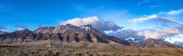 Ein Panorama Ferner Schneebedeckter Berggipfel Mit Weißen Wolken Und Blauem — Stockfoto